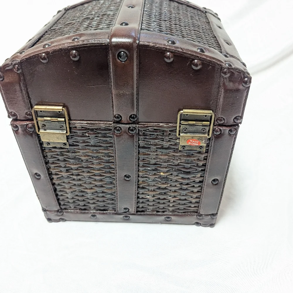 Vtg 80s Hinged Wicker Riveted Wooden Box Med 10x9x11 Dome Lid Snap Closure READ